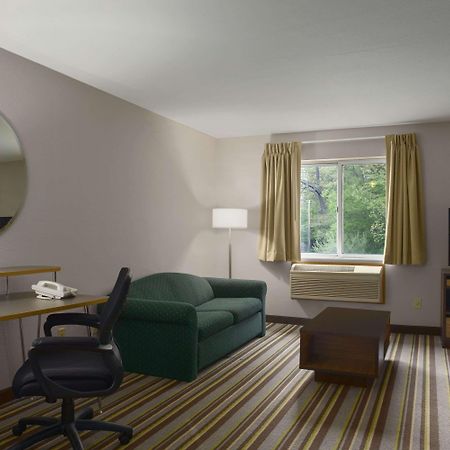 Hotel Super 8 By Wyndham Manistee Extérieur photo