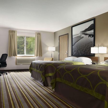 Hotel Super 8 By Wyndham Manistee Extérieur photo