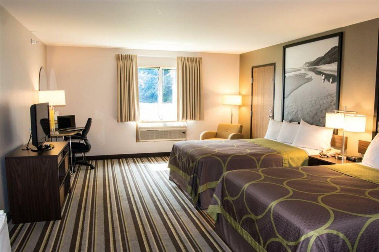 Hotel Super 8 By Wyndham Manistee Extérieur photo