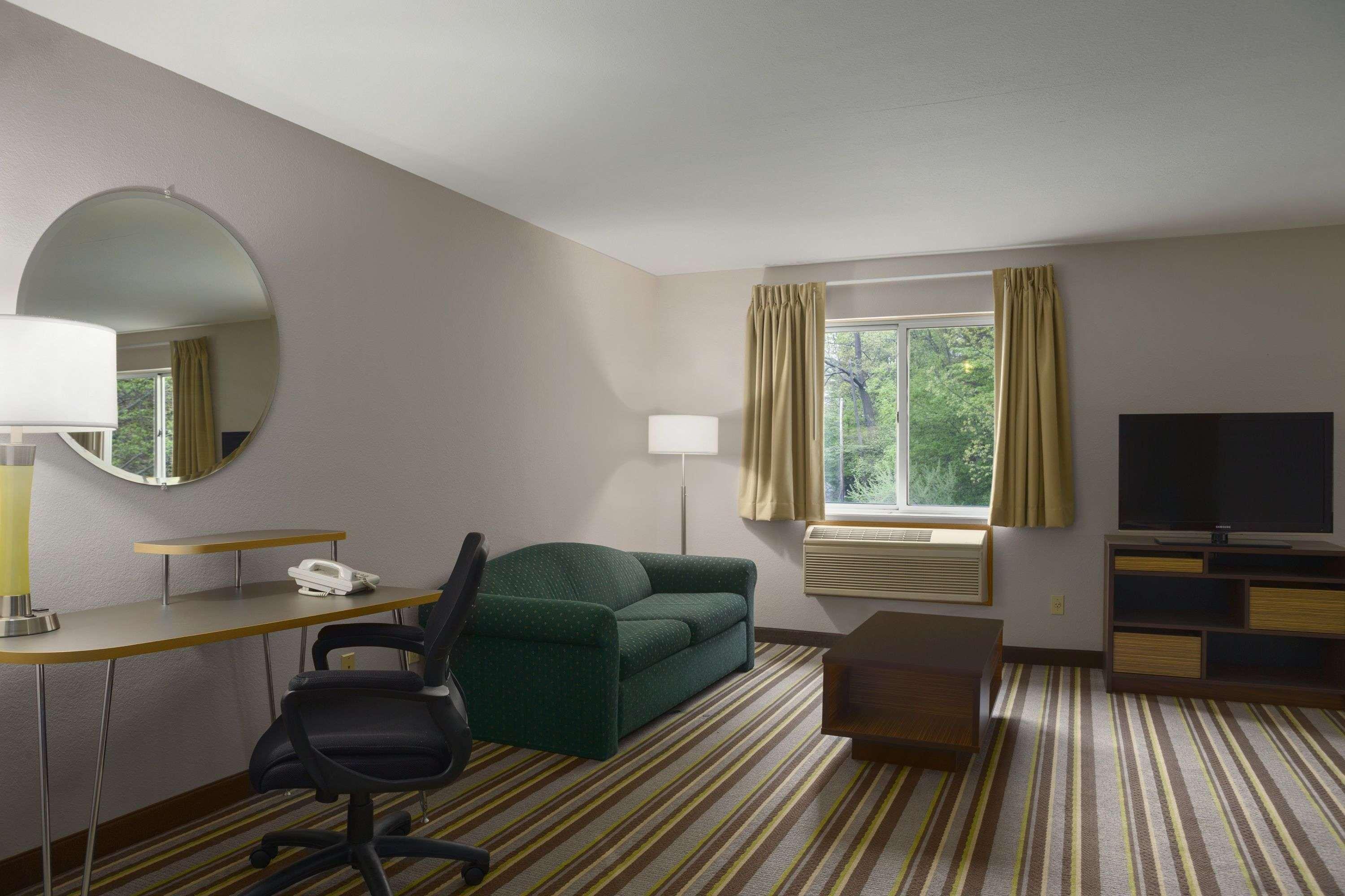 Hotel Super 8 By Wyndham Manistee Extérieur photo