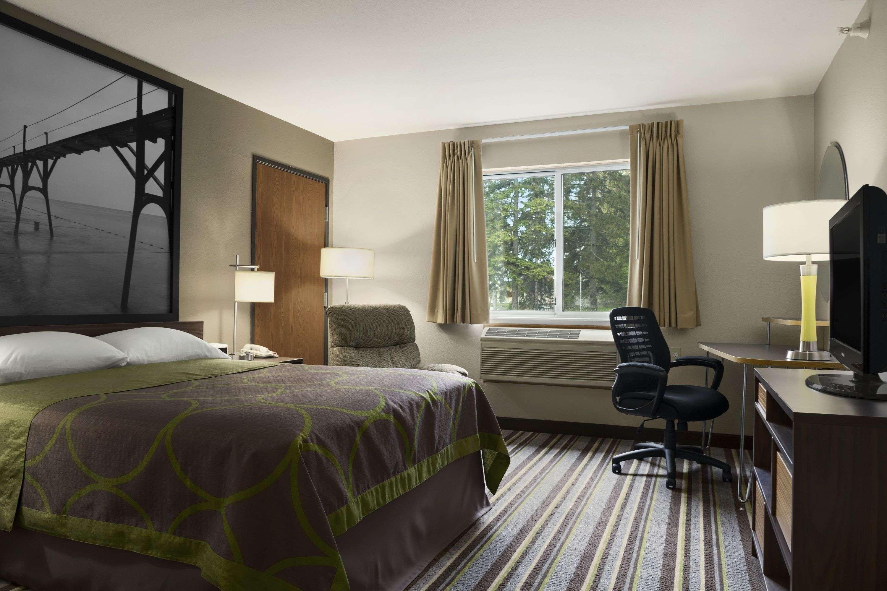Hotel Super 8 By Wyndham Manistee Extérieur photo