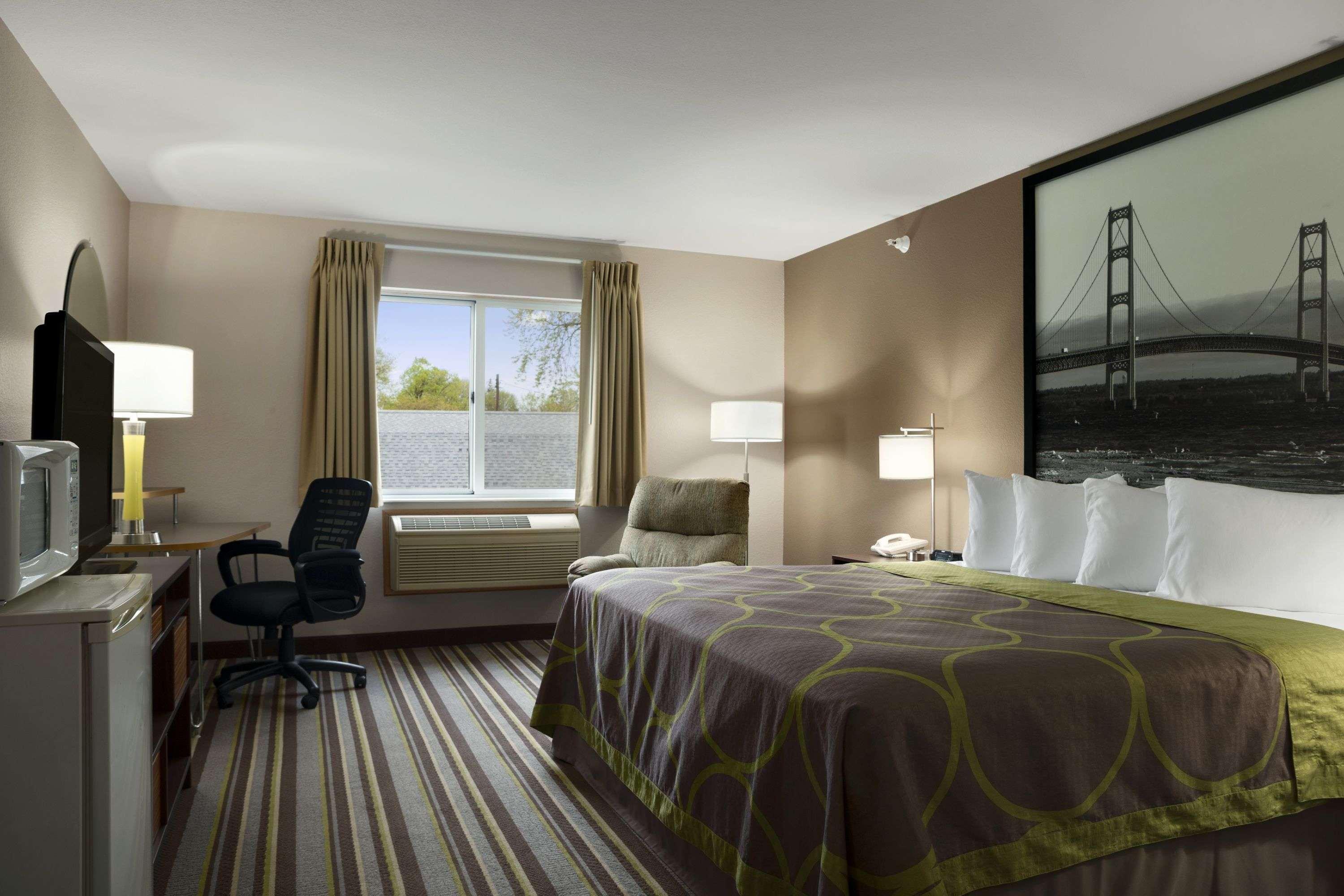 Hotel Super 8 By Wyndham Manistee Extérieur photo