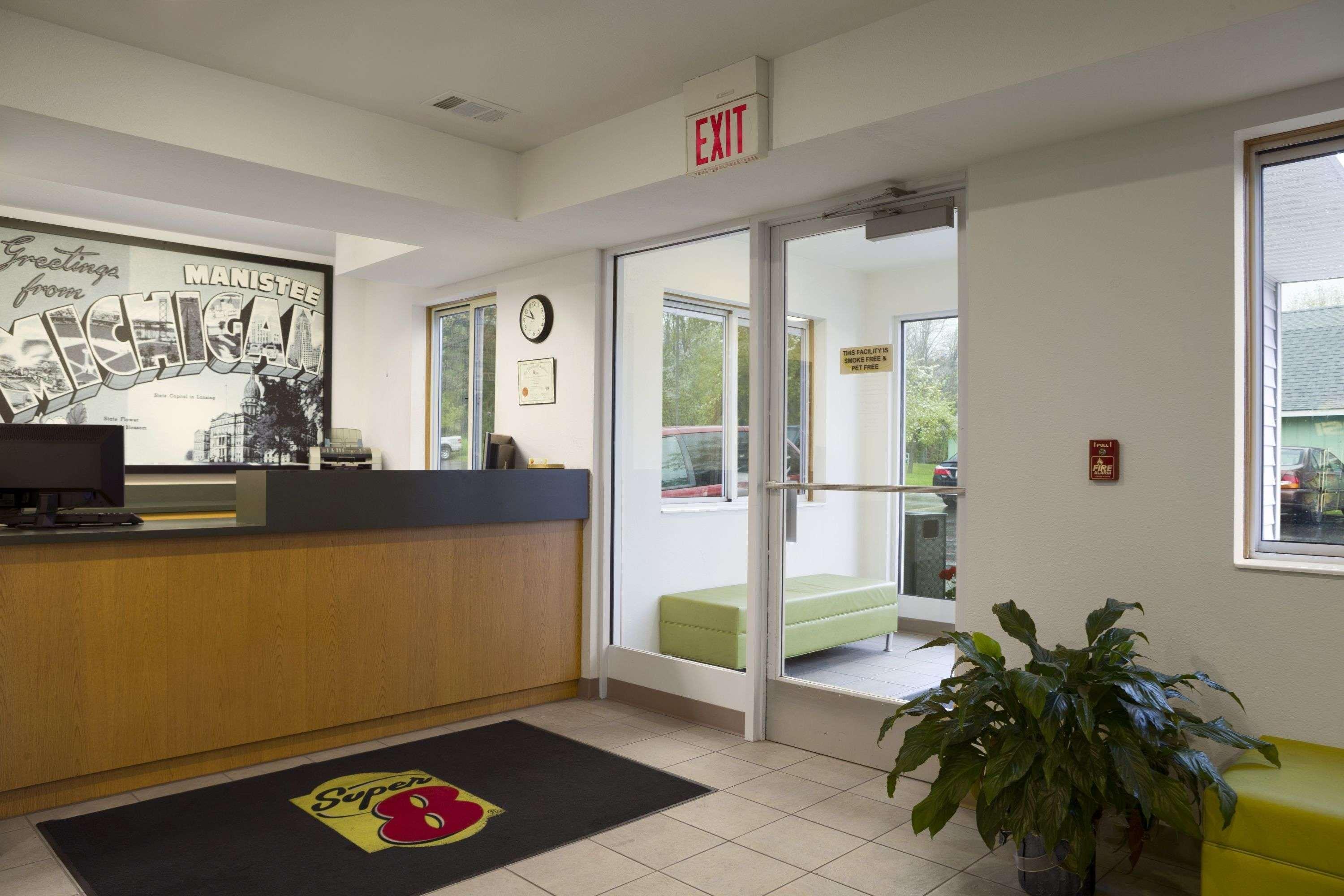 Hotel Super 8 By Wyndham Manistee Extérieur photo