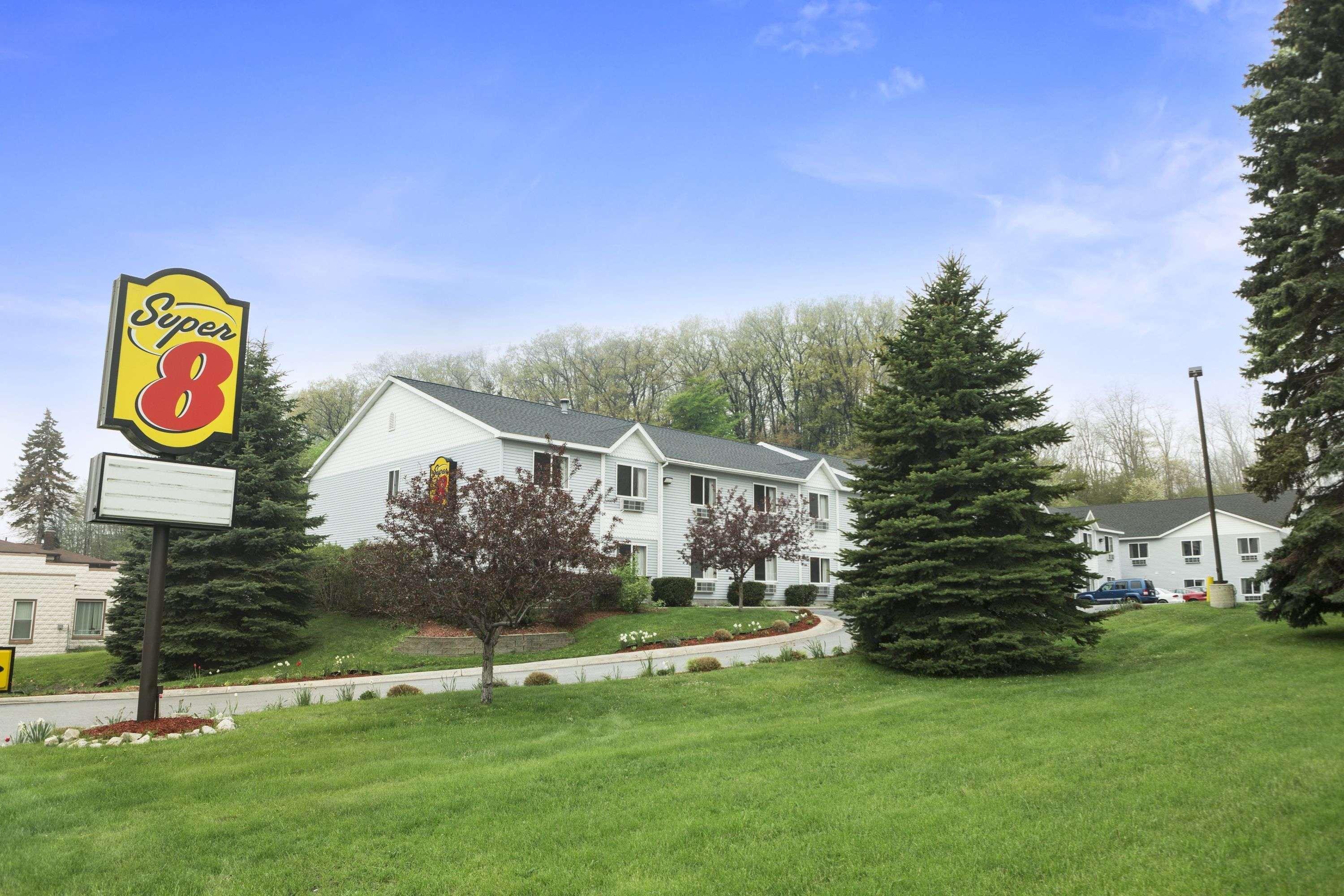 Hotel Super 8 By Wyndham Manistee Extérieur photo