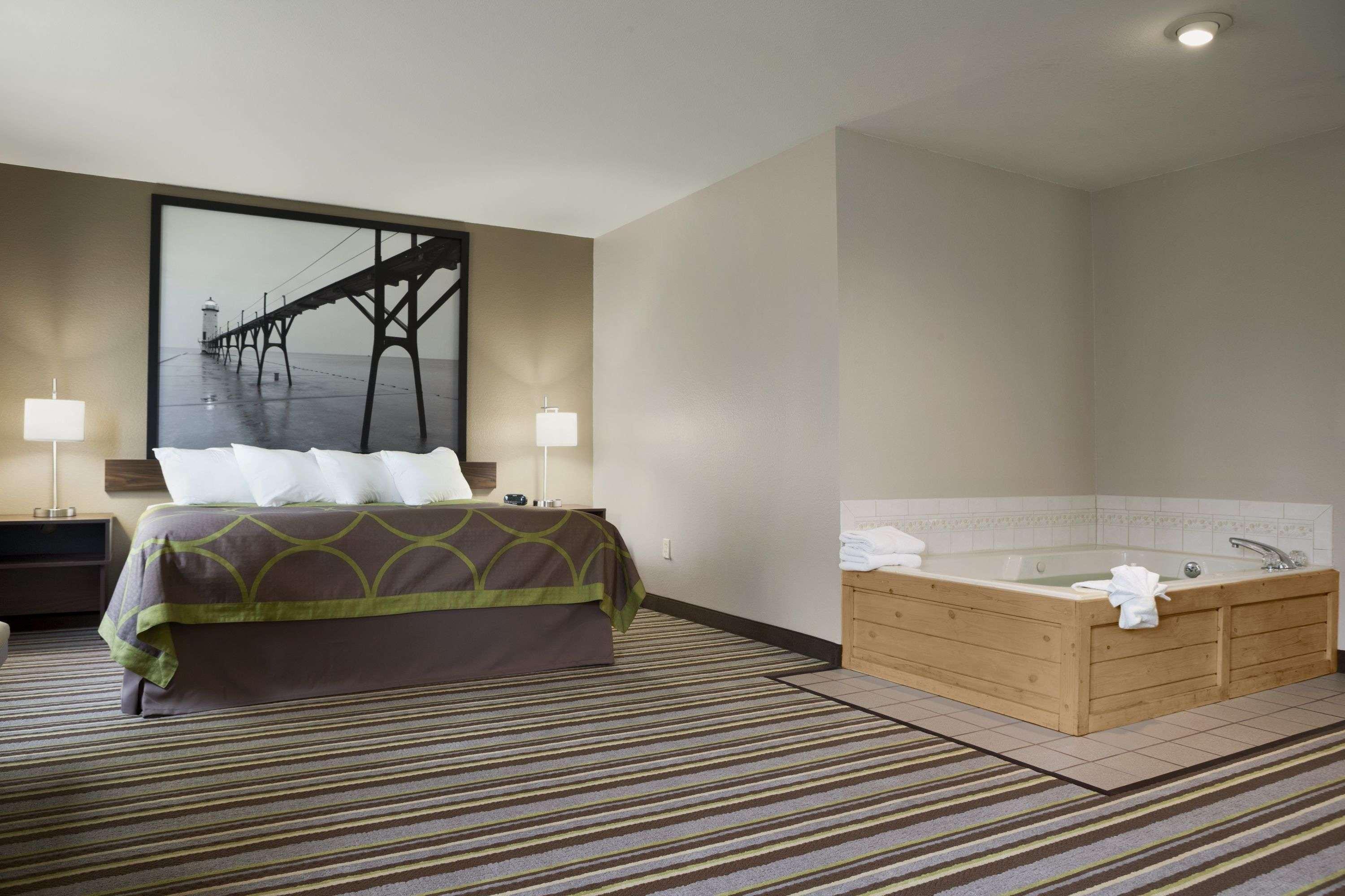 Hotel Super 8 By Wyndham Manistee Extérieur photo