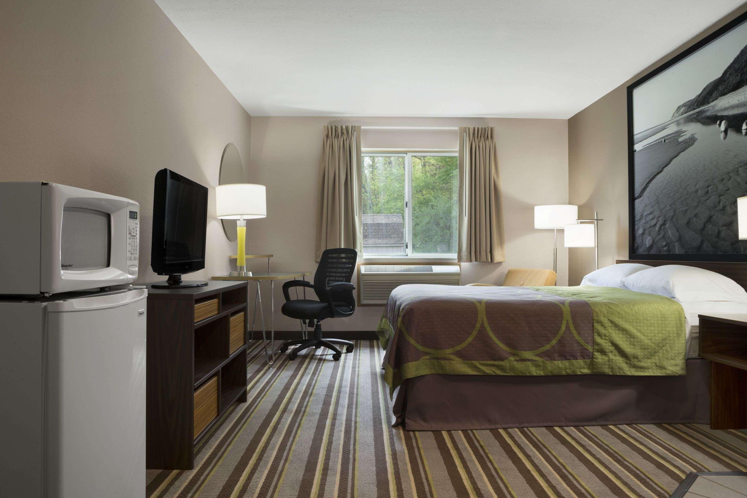 Hotel Super 8 By Wyndham Manistee Extérieur photo