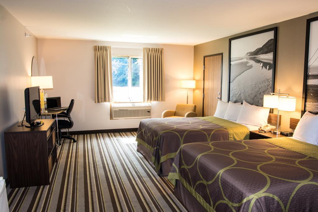 Hotel Super 8 By Wyndham Manistee Extérieur photo