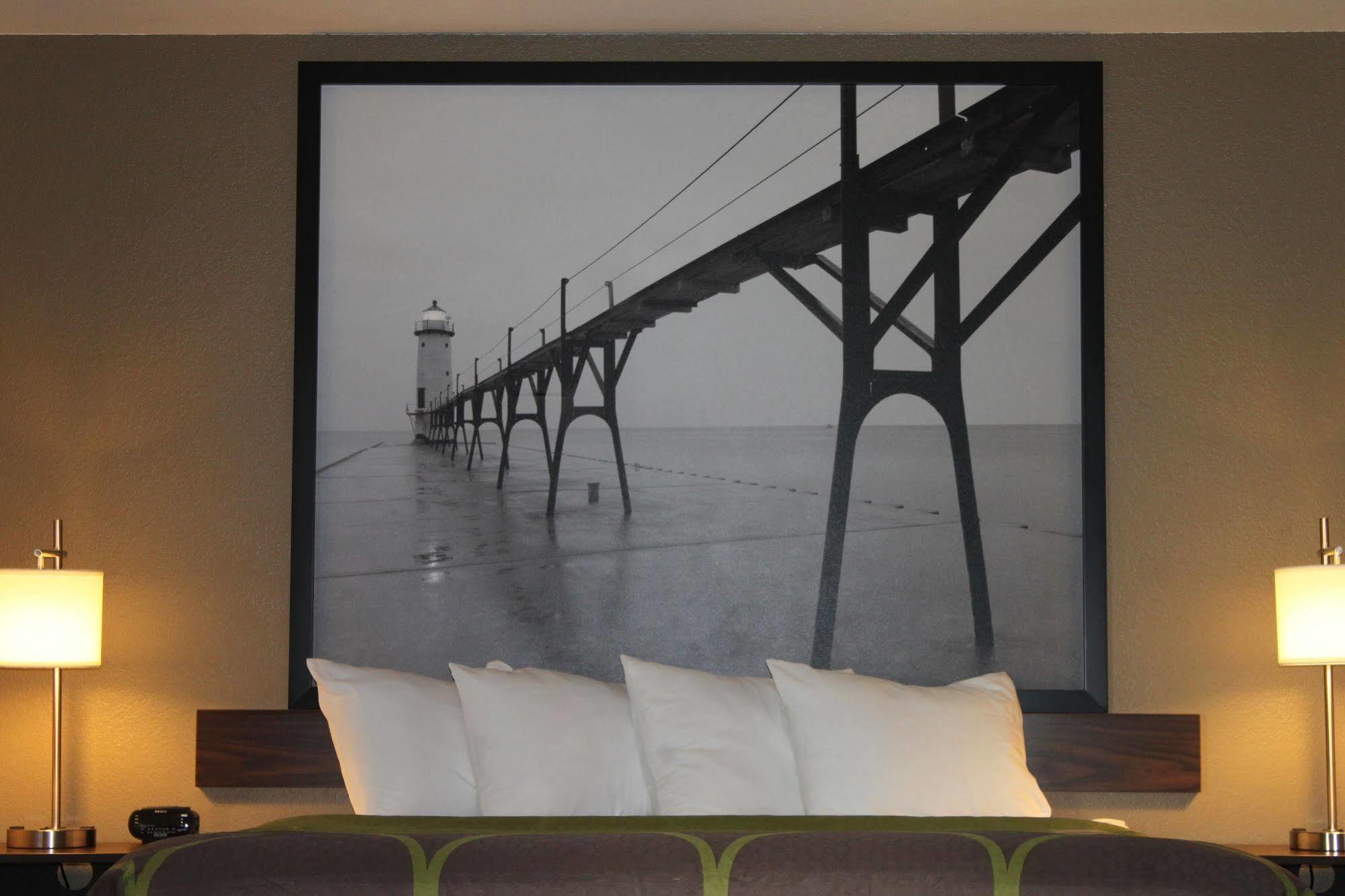 Hotel Super 8 By Wyndham Manistee Extérieur photo