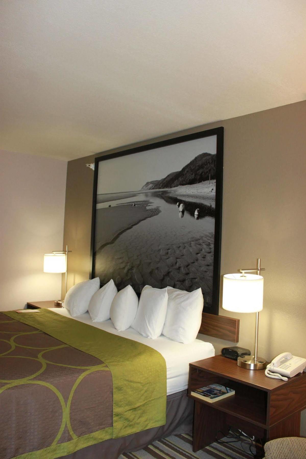 Hotel Super 8 By Wyndham Manistee Extérieur photo