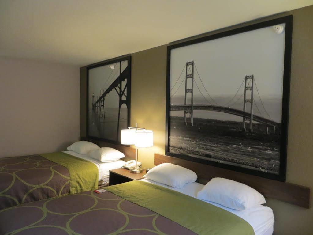 Hotel Super 8 By Wyndham Manistee Extérieur photo