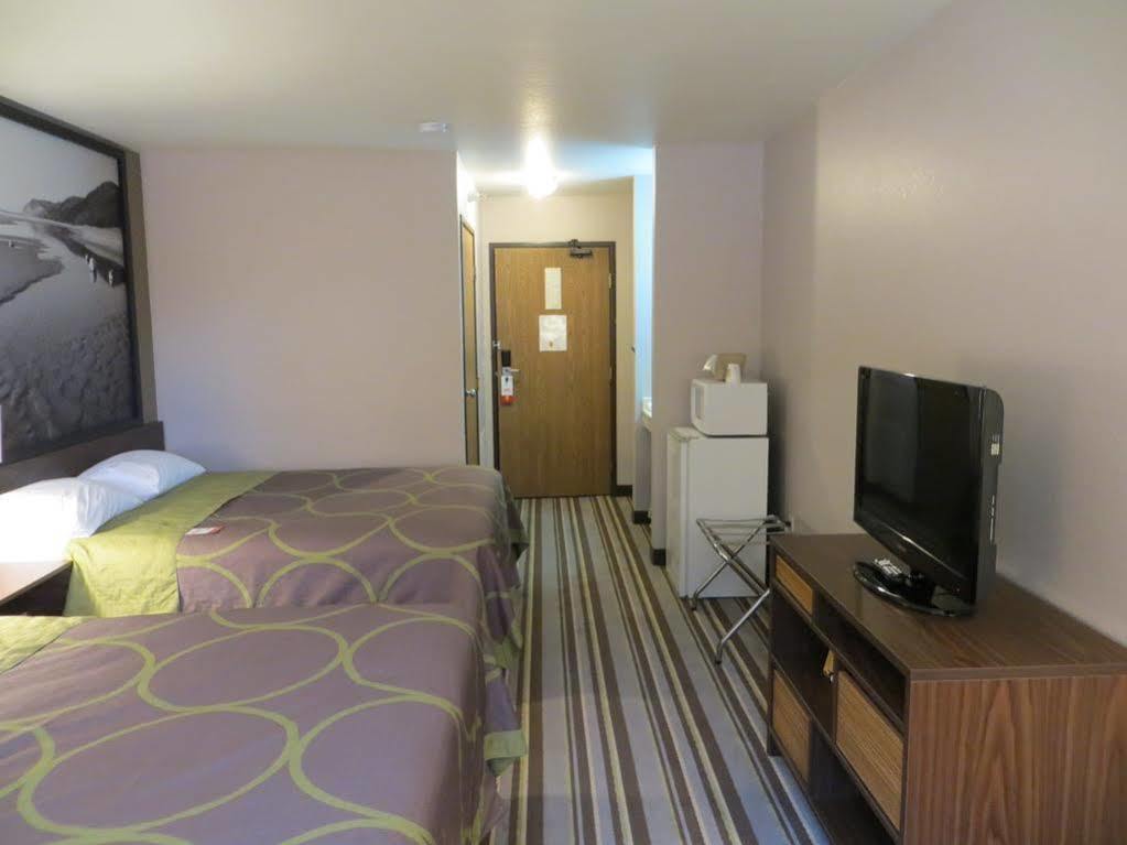 Hotel Super 8 By Wyndham Manistee Extérieur photo