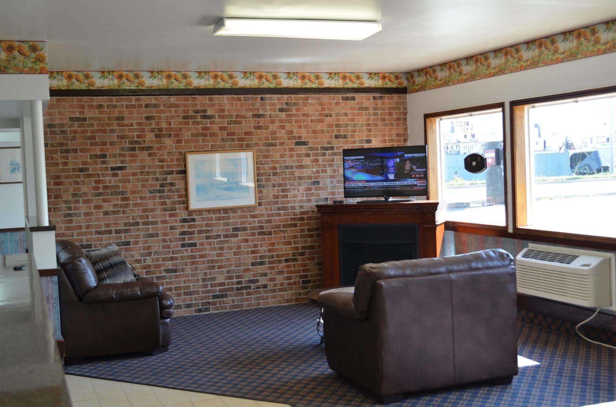 Hotel Super 8 By Wyndham Manistee Extérieur photo