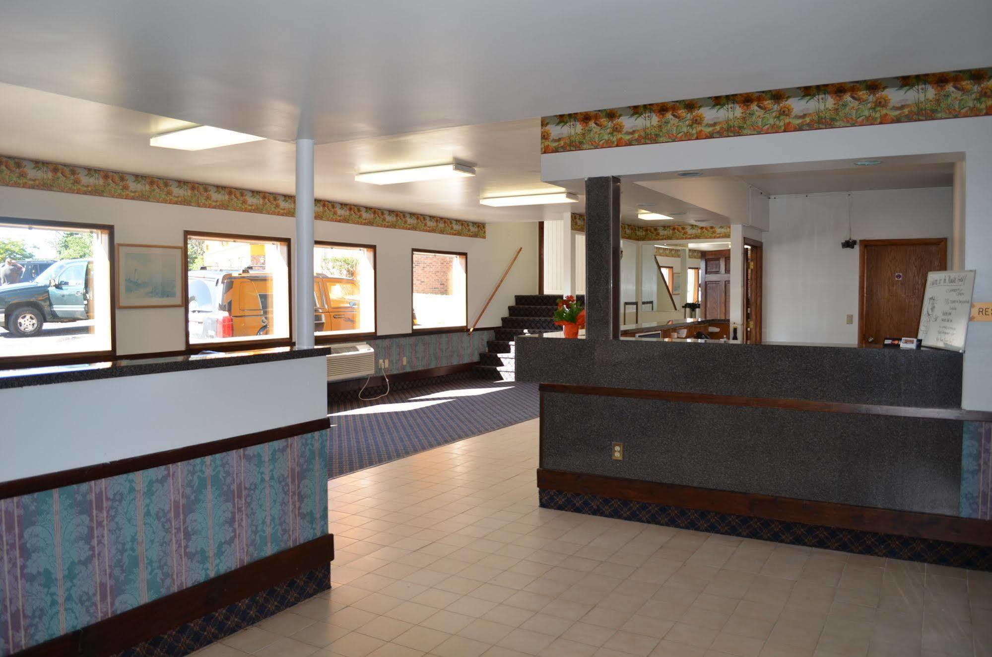 Hotel Super 8 By Wyndham Manistee Extérieur photo