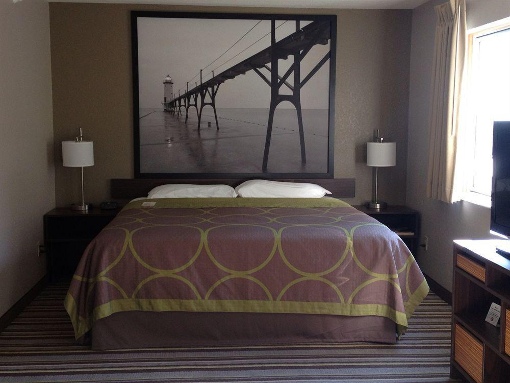 Hotel Super 8 By Wyndham Manistee Extérieur photo
