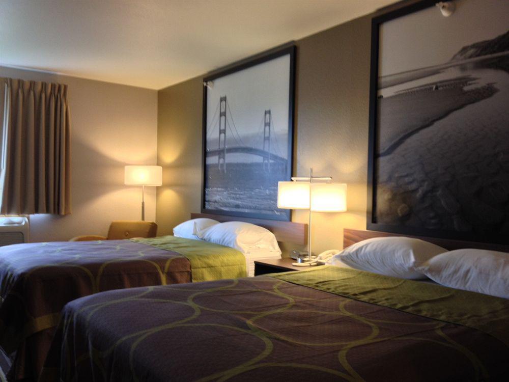 Hotel Super 8 By Wyndham Manistee Extérieur photo
