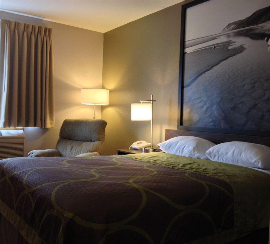 Hotel Super 8 By Wyndham Manistee Extérieur photo